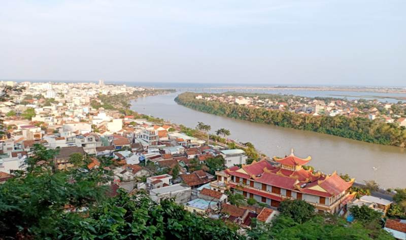 Sông Ba (sông cha) dài 388km, chảy qua 03 tỉnh Kom Tum, Gia Lai, Phú Yên và đổ ra biển Đông tại cửa Đà Diễn. Phú Yên nằm ở đoạn cuối của dòng sông Ba trước khi đổ ra biển Đông.